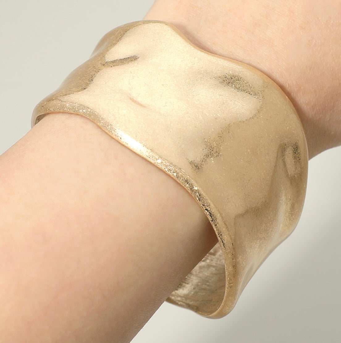 Abstract Stainless steel cuff 1031
